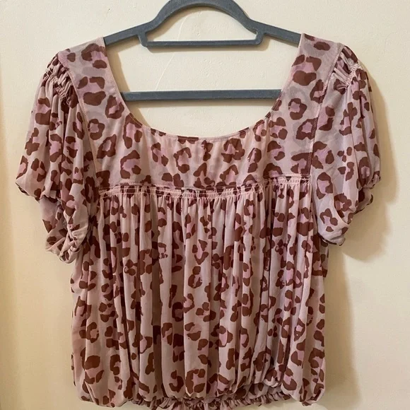 Free People Meg's Blouse Pink Leopard Cropped Top Size XS Mesh Pleated - Picture 5 of 10